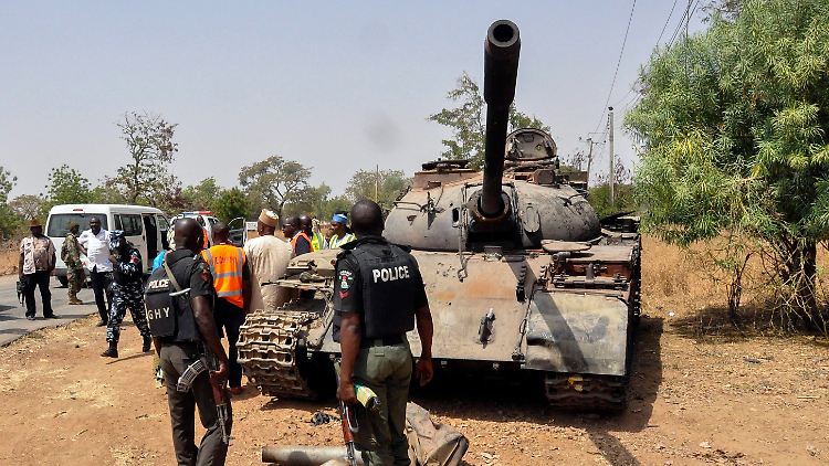 Boko Haram verfügt auch über erbeutete Panzer aus nigerianischen Armeebeständen - dieser hier ist allerdings nach heftigem Kampf wieder im Besitz der Regierungstruppen.