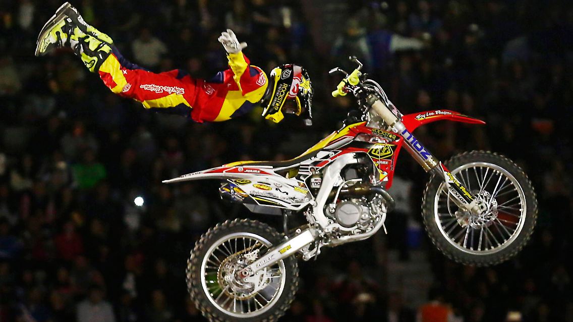 2015-03-07T070626Z_1074349411_GM1EB3715TD01_RTRMADP_3_MEXICO-XFIGHTERS.JPG3958043625513519278.jpg