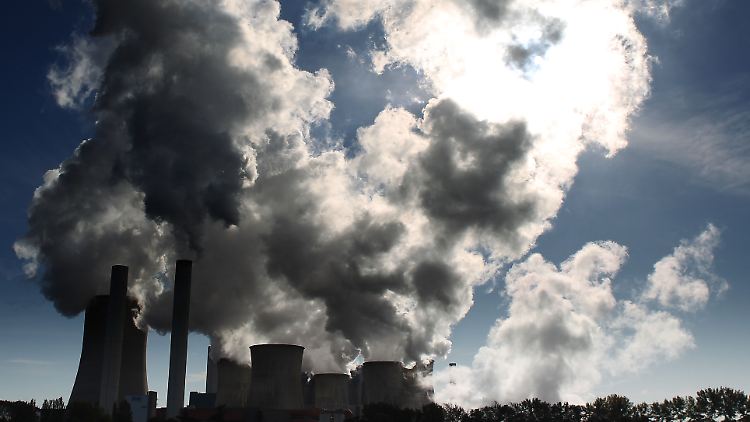 Viel Rauch und Dampf: Die Kühltürme und Schornsteine des RWE-Braunkohlekraftwerks Niederaußem bei Bergheim.