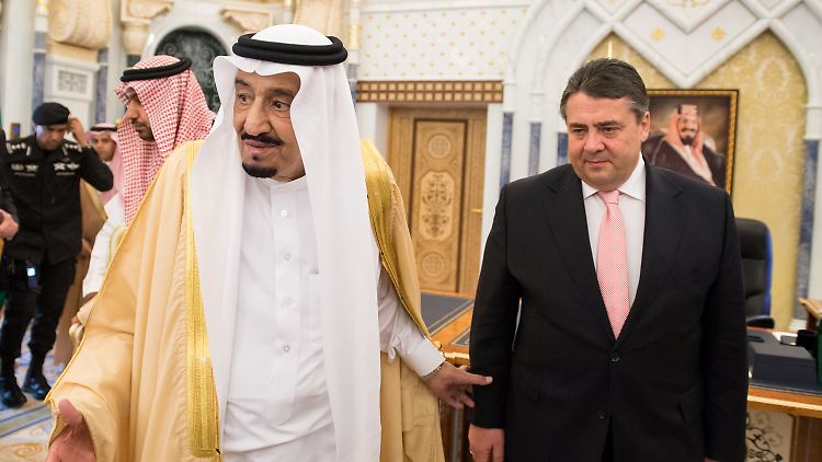 Der saudische König Salman, hier mit Bundeswirtschaftsminsiter Sigmar Gabriel, gibt viel Geld unter anderem für Importe aus Deutschland aus.