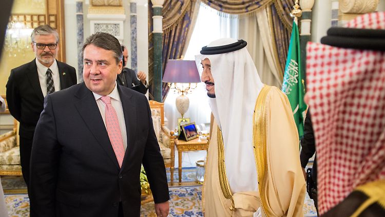 Bundeswirtschaftsminister Sigmar Gabriel und der König und Premierminister von Saudi-Arabien, Salman bin Abdelasis al-Saud.