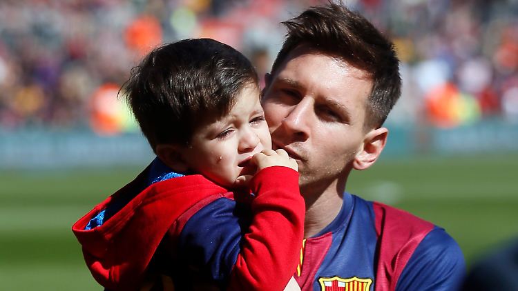 Messi mit seinem Sohn Thiago vor dem Spiel gegen Rayo Vallecano: Drei Tore später dürfte der Kleine beruhigt gewesen sein.