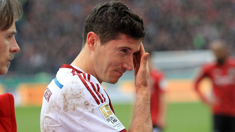 Autsch: Robert Lewandowski schmerzt der Kopf.