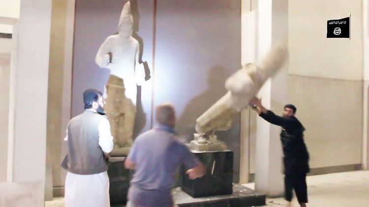 Bei den Zerstörungen in einem Museum in Mossul.