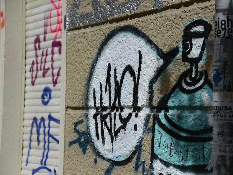 Bemalte Hausfassade in Berlin Friedrichshain: Sind Graffiti in einer Gegend üblich und die Miete nicht allzu hoch, müssen Mieter sich mit dem Gesprayten wohl abfinden.