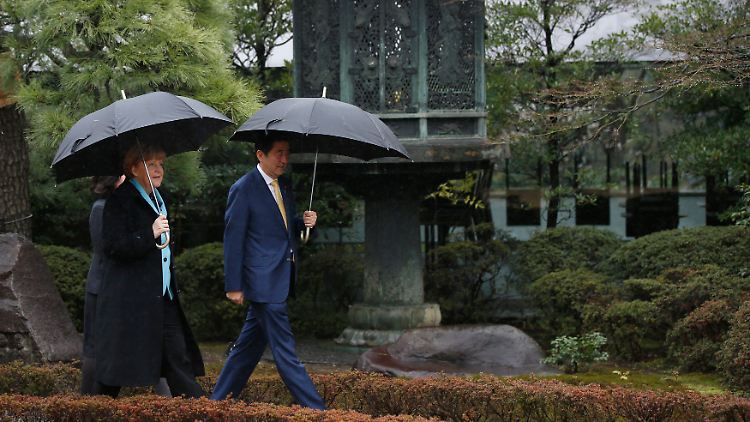 Angela Merkel und ihr Amtskollege Shinzo Abe im Garten des Nezu-Kunstmuseums in Tokio.  
