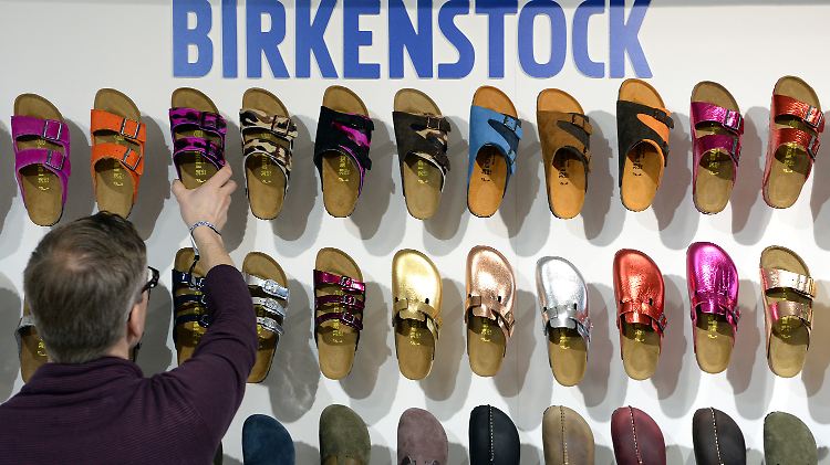 Für den Markenhersteller Birkenstock ist der stationäre Handel wichtiger als der Online-Verkauf.