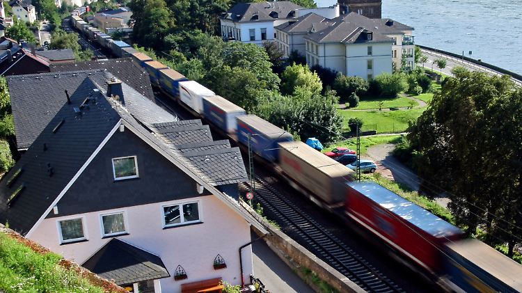Besonders betroffen ist das Mittelrheintal - dort scheint der Güterverkehr in Armlänge vorbeizubrettern.