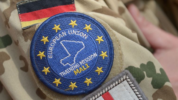 Das Logo der Trainingsmission in Mali auf der Uniform eines Bundeswehrsoldaten.