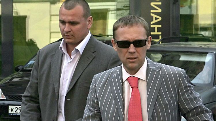 Lugowoi (r.) mit seinem Bodyguard in Moskau.