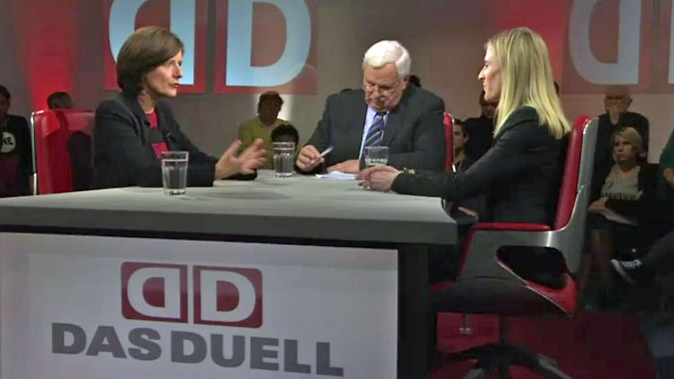 Heiner Bremer diskutiert mit Malu Dreyer (l.) und Marie-Christine Ostermann (r.).