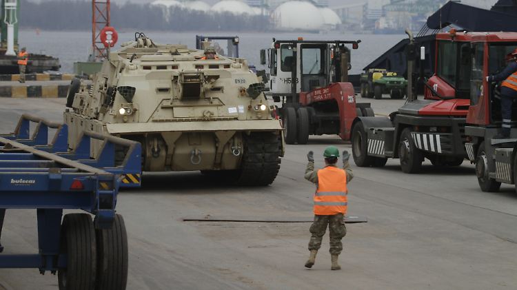 Ankunft der Rüstungslieferung für die baltischen Staaten. Rund hundert Panzer und Panzerfahrzeuge sollen auch nach der Übung vor Ort bleiben.