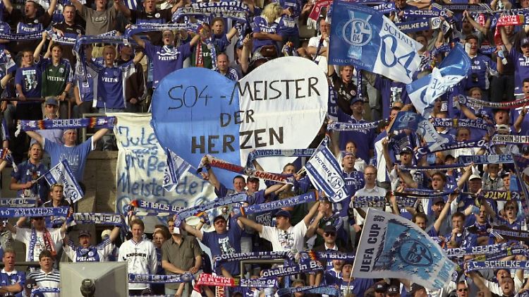 Der FC Schalke 04 ist Deutscher Meister 2001? Nun ja, nicht ganz. Und in Dortmund singen sie: "Ein Leben lang, keine Schale in der Hand."