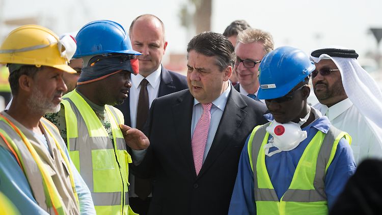 In Lusail-City unterhält sich Bundeswirtschaftsminister Sigmar Gabriel mit Bauarbeitern aus Ghana.