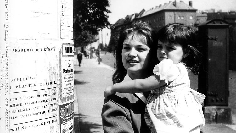 Die Schauspielerin und Sängerin Eva-Maria Hagen mit ihrer kleinen Tochter Nina 1957 in Ost-Berlin.