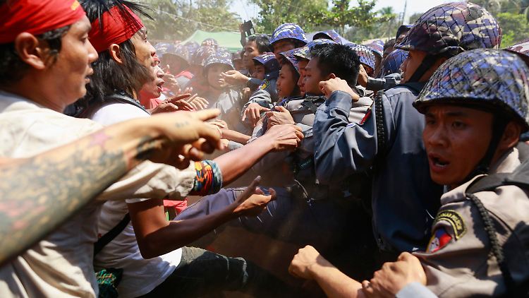 Seit Wochen marschieren die Studenten. In Letpadan sollte die Polizei sie aufhalten.