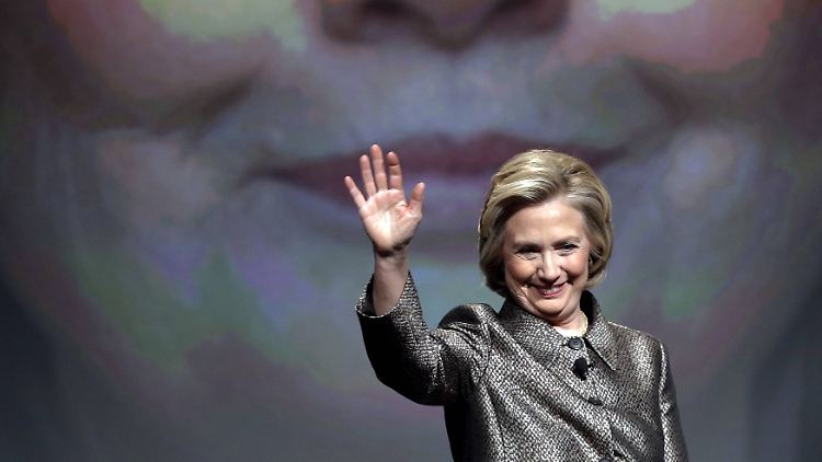 Am Montag trat Hillary Clinton bei einer Veranstaltung für die Gleichberechtigung von Frauen auf. Doch für ihr Engagement gegen die "gläserne Decke" interessiert sich derzeit niemand.