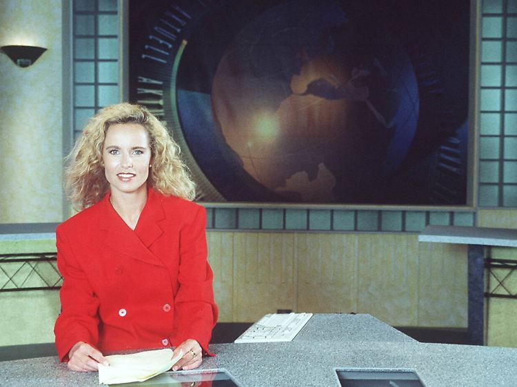 Katja Burkard bei der Arbeit im Nachrichtenstudio von RTL - so kennen wir sie.