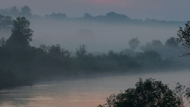 Der Bug im Morgengrauen - mittlerweile ist der Fluss die Ostgrenze der EU.