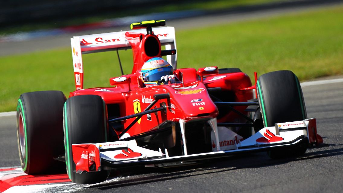 Der Spanier Fernando Alonso holt die erste Pole für Ferrari in dieser Saison.