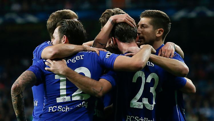 Früher Schalker Jubel nach dem 1:0 im Bernabeu durch den Österreicher Fuchs