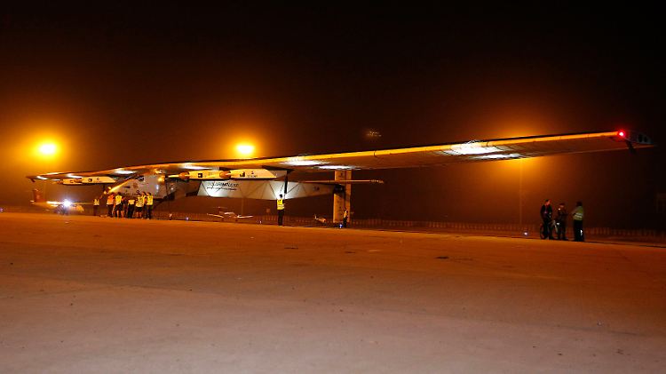 Zweite Etappe geschafft: "Solar Impulse 2" ist sicher in Indien gelandet.