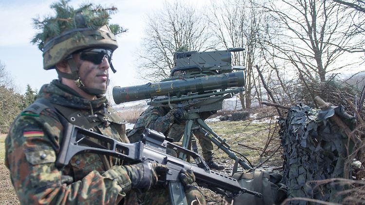  Soldaten des Panzergrenadierbataillons 371 zeigen  in Marienberg (Sachsen) einen Einsatztrupp mit einer Milan-Panzerabwehrrakete. Diese Einheit soll einen Großteil der Speerspitze oder Very High Readiness Joint Task Force (VJTF) der Nato stellen.