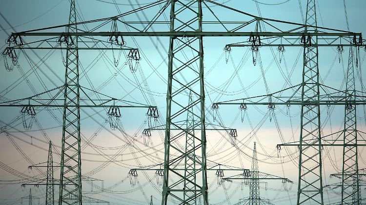 Die Energiewende kostet die großen Stromversorger Milliarden. Mit unterschiedlichen Strategien probieren die Unternehmen dagegen anzukämpfen.