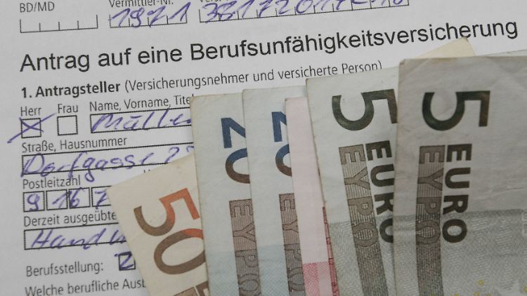 Eine Berufsunfähigkeitsversicherung schützt vor finanziellen Problemen, wenn jemand längere Zeit seinen Beruf nicht ausüben kann.
