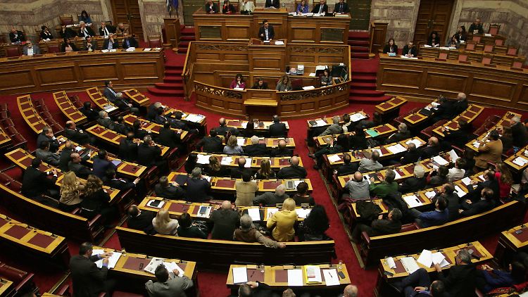 Das Parlament hatte Tsipras am frühen Morgen klar das Vertrauen ausgesprochen und will seine Politik mittragen.