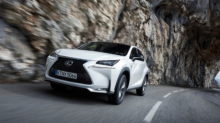 Im neuen Lexus NX 200t thront der Fahrer höher über der Straße als etwa im X4 oder Evoque.