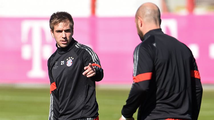Beim Abschlusstraining in München gibt Philipp Lahm Ersatztorwart Pepe Reina einen Hinweis.