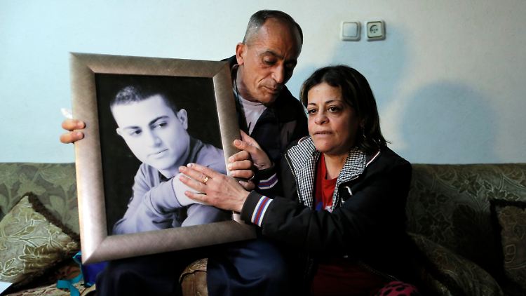 Die Mutter und der Vater von Muhammad Musallam trauern in Ostjerusalem um ihren ermordeten Sohn.