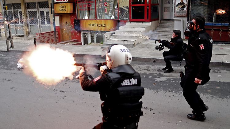 Die Polizei in Istanbul ging hart gegen die Demonstranten, die ihrerseits Steine und Molotovcocktails warfen.
