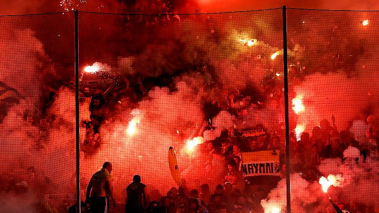 AEK-Fans während des Spiels gegen Piräus.
