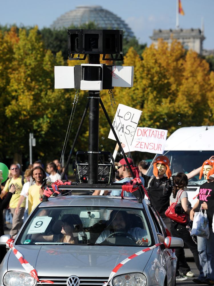 Anspielung auf Google Streetview: Ein Auto verteilt "Google Bubbles" in Berlin.