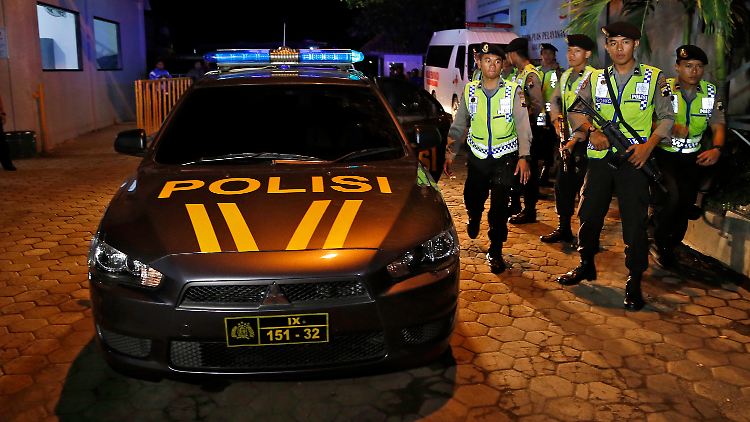 In der vergangenen Woche waren die Todeskandidaten von der indonesischen Polizei auf die Gefängnisinsel Nusakambangan gebracht worden.