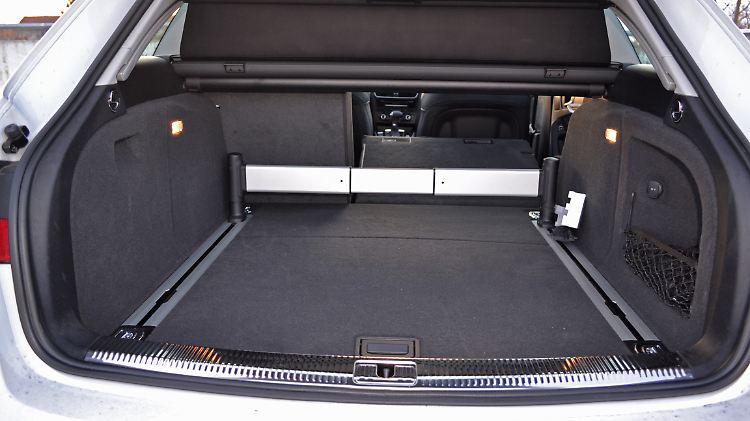Mit 490 Liter Kofferraumvolumen reiht sich der Audi A4 allroad in die Phalanx ein.