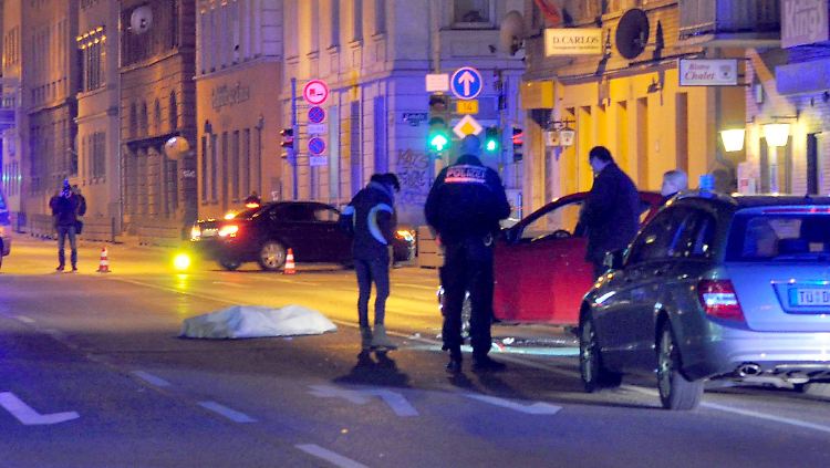 Bei der nächtlichen Aktion in Stuttgart wurden drei Menschen schwer verletzt.