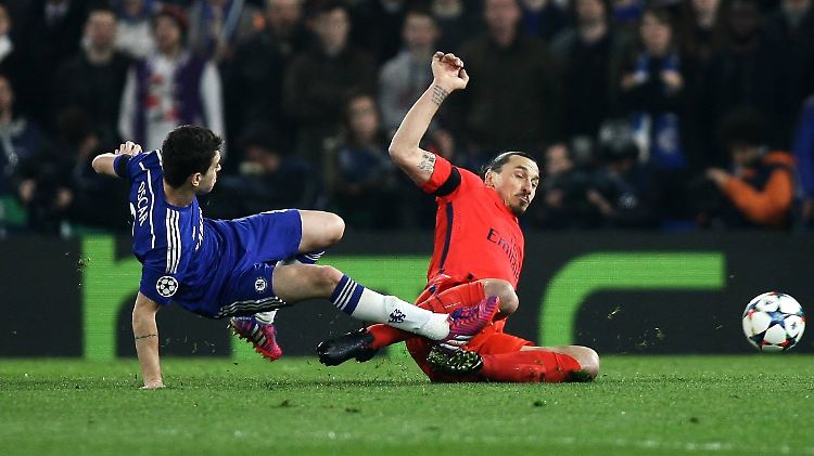 Die spielentscheidende Szene in London: zumindest für PSG-Star Zlatan Ibrahimovic.