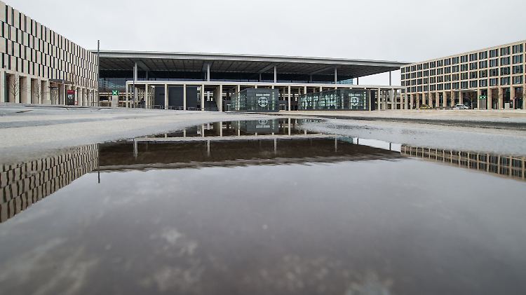 Tristesse vor dem Flughafengebäude.