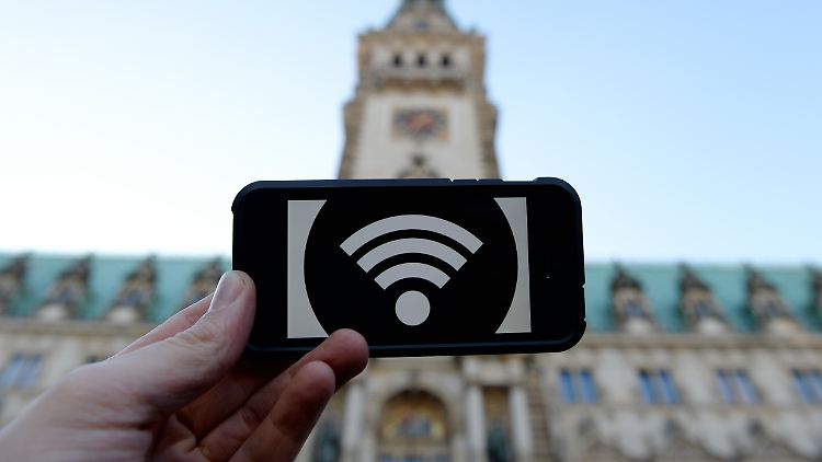 Für Anbieter eines öffentlichen WLAN-Netzwerkes soll es künftig einfacher werden - es gibt allerdings Auflagen.