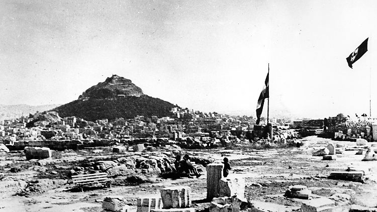 1941: Die Hakenkreuzfahne (rechts) weht neben der griechischen Flagge über der Akropolis.