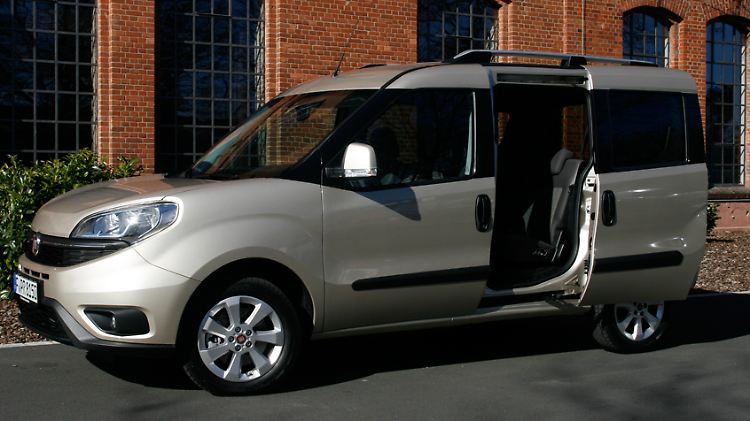 Die großen Schiebetüren erlauben wie gehabt einen bequemen Zustieg auf die hinteren Plätze im Fiat Doblo.