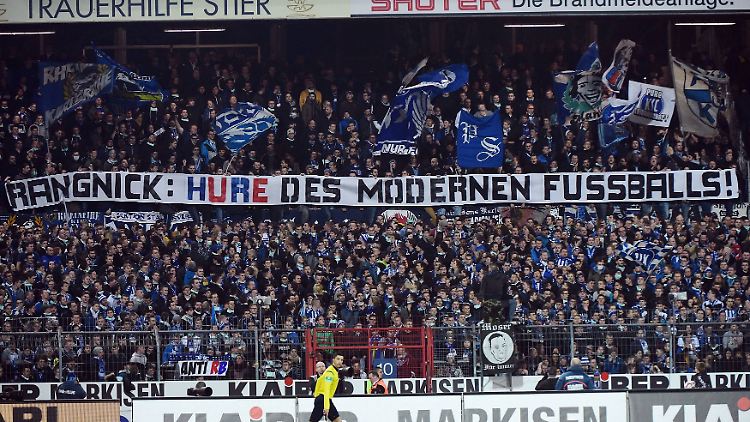 Dieses Spruchband hielten KSC-Fans im Zweitligaspiel gegen Leipzig hoch.