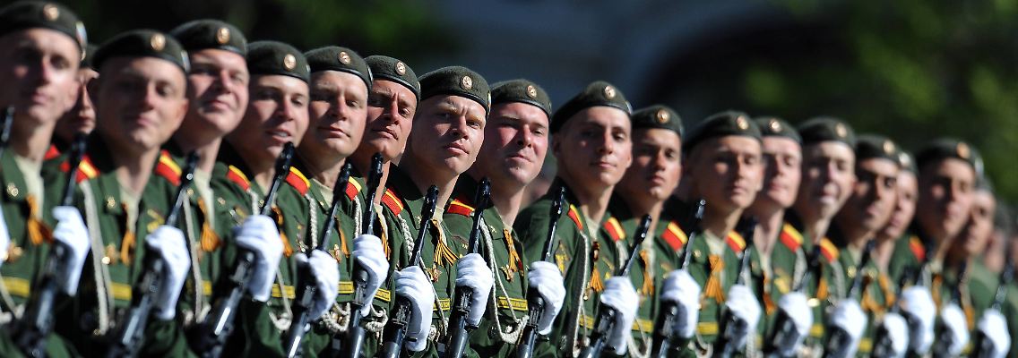 Russische Soldaten während des Gedenkens im vergangenen Jahr.