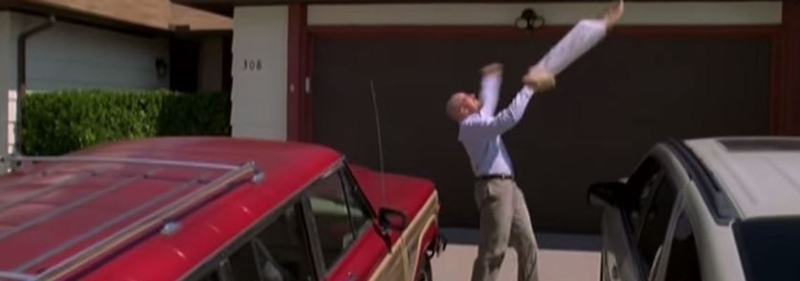 Angeblich hat Bryan Cranston alias Walter White während der Dreharbeiten die Pizza beim ersten Wurf aufs Dach befördert.