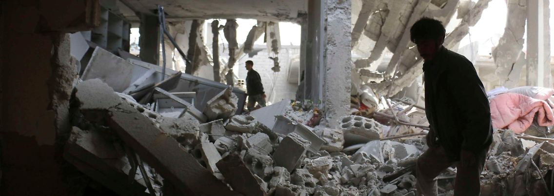 Syrer suchen in Ruinen nach ihrem Hab und Gut.