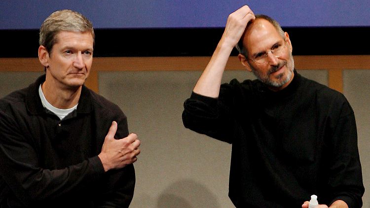 Tim Cook (l.) und Steve Jobs.
