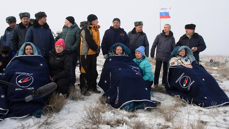 Warm eingehüllt: Jelena Serowa, Alexander Samokutajew und Barry Wilmore nach der Landung in Kasachstan.